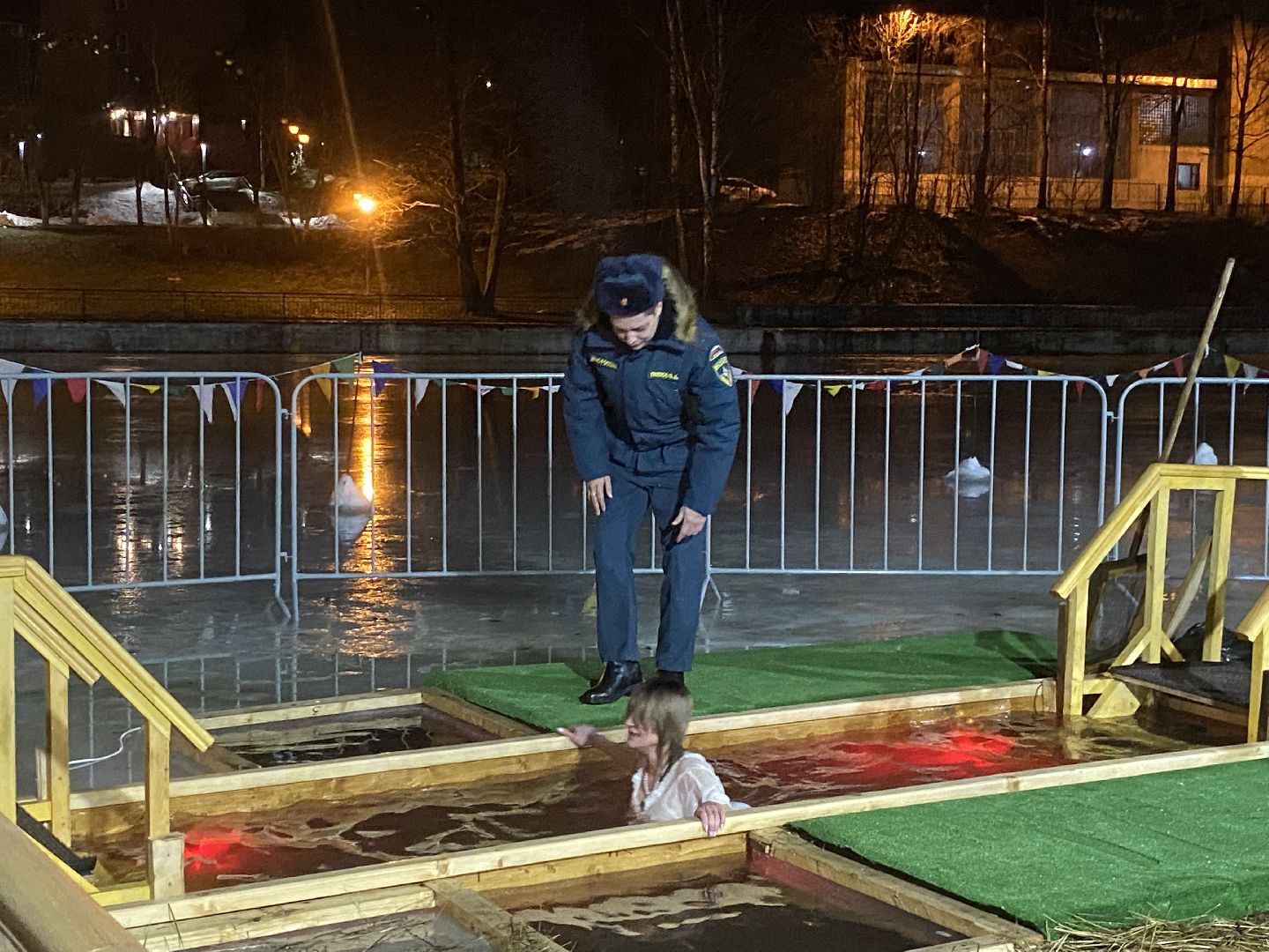 крещение, крещение во власихе, крещение господне, среднее озеро Власиха, купель во Власихе, вертикалки