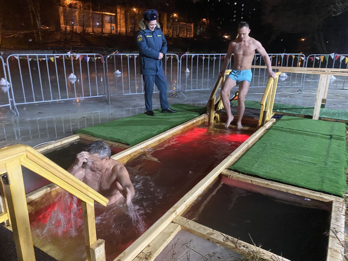 крещение, крещение во власихе, крещение господне, среднее озеро Власиха, купель во Власихе, вертикалки