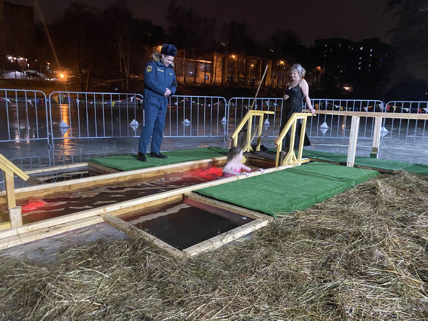 крещение, крещение во власихе, крещение господне, среднее озеро Власиха, купель во Власихе, вертикалки