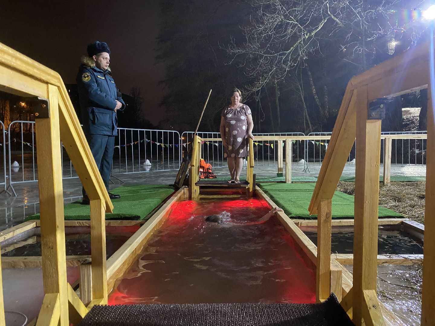 крещение, крещение во власихе, крещение господне, среднее озеро Власиха, купель во Власихе, вертикалки