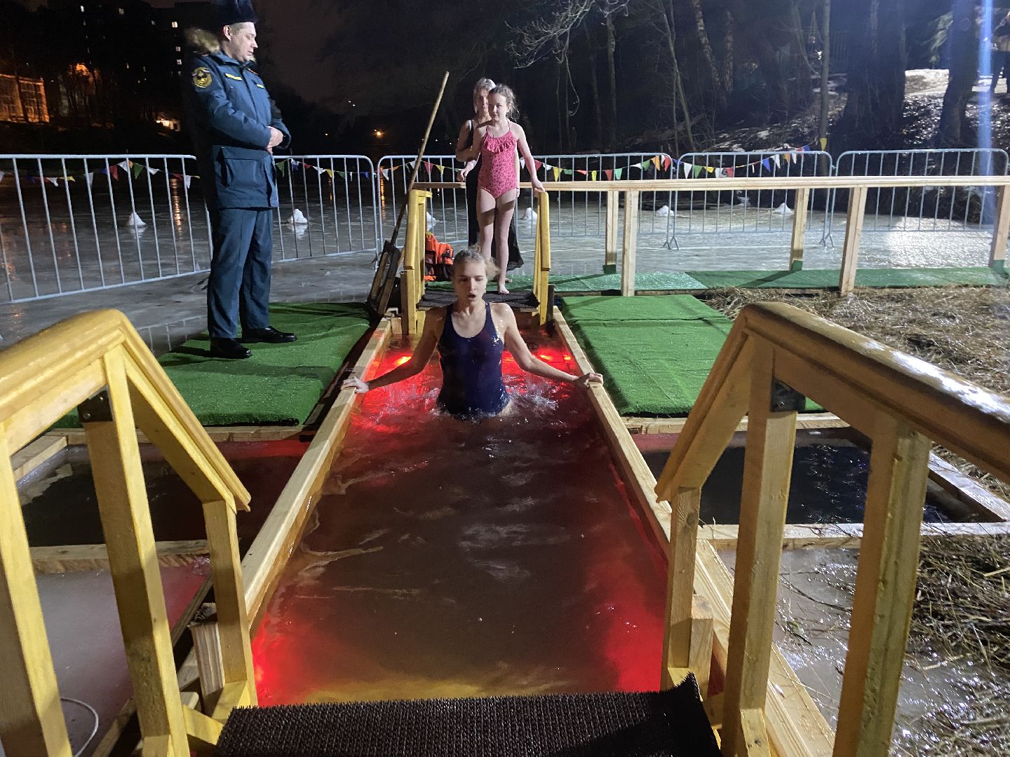 крещение, крещение во власихе, крещение господне, среднее озеро Власиха, купель во Власихе, вертикалки