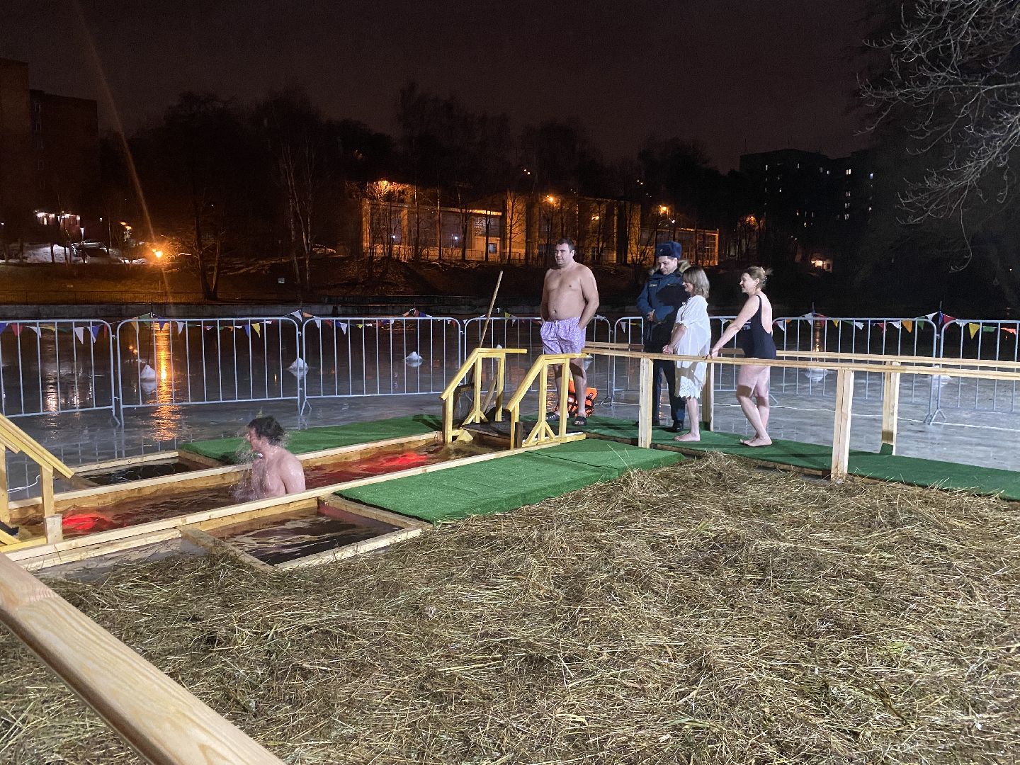 крещение, крещение во власихе, крещение господне, среднее озеро Власиха, купель во Власихе, вертикалки