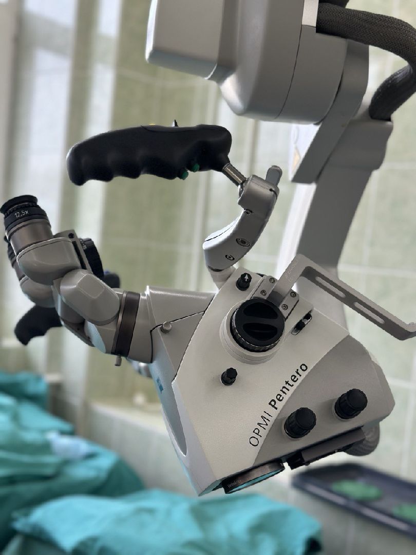 Нейрохирург, высокотехнологичные операции, медицина