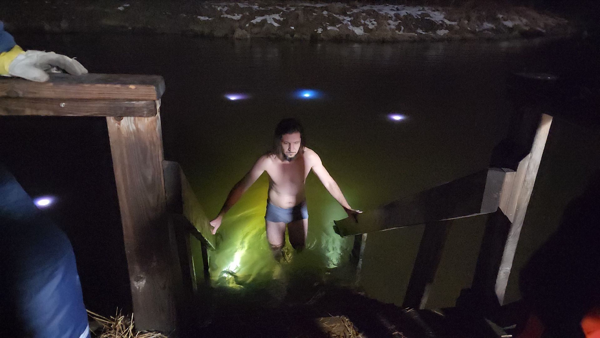 пушкино, крещение господне, крещенские купания, купель, православная молодежь, зима в подмосковье, река уча,