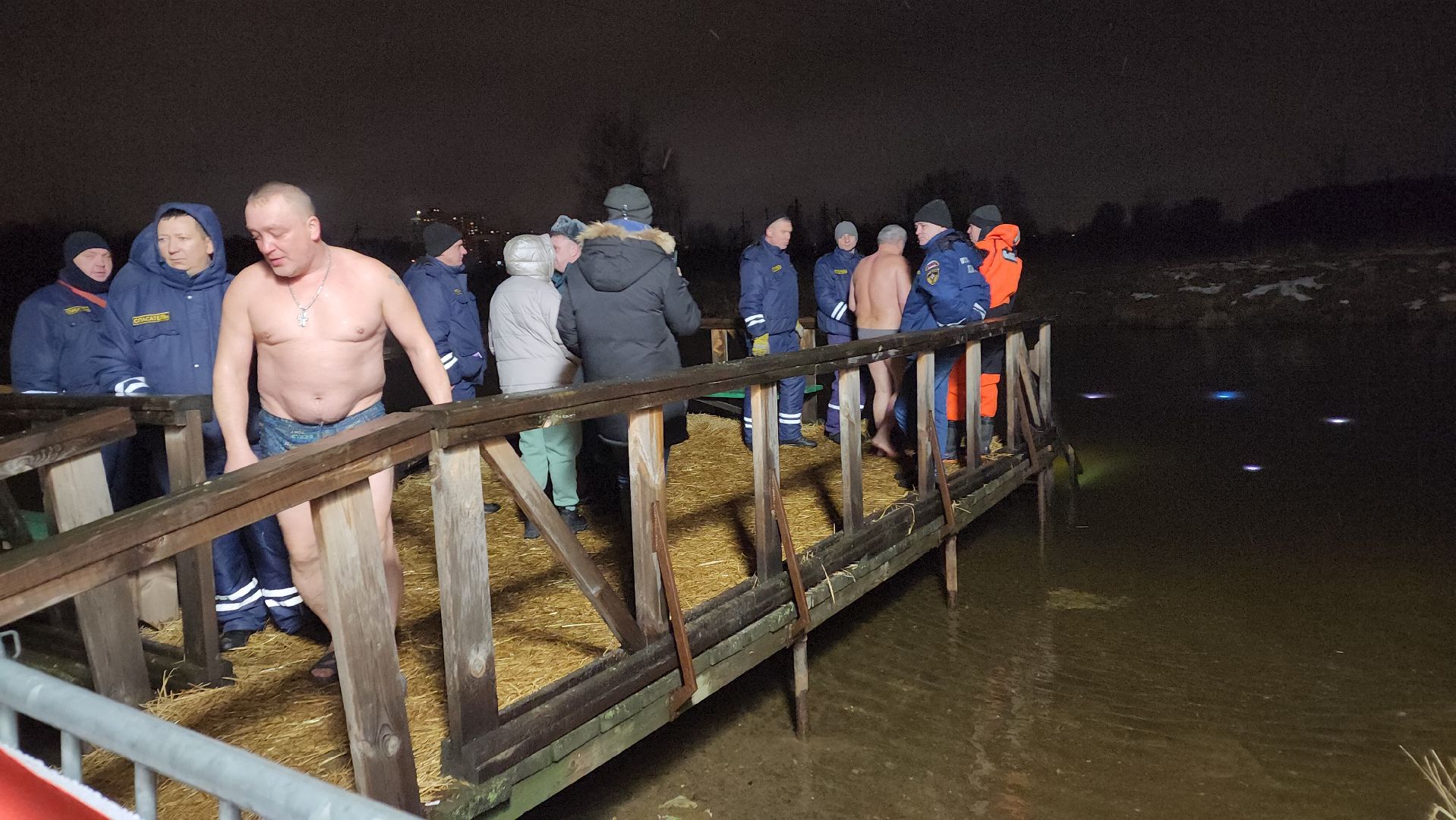 пушкино, крещение господне, крещенские купания, купель, православная молодежь, зима в подмосковье, река уча,