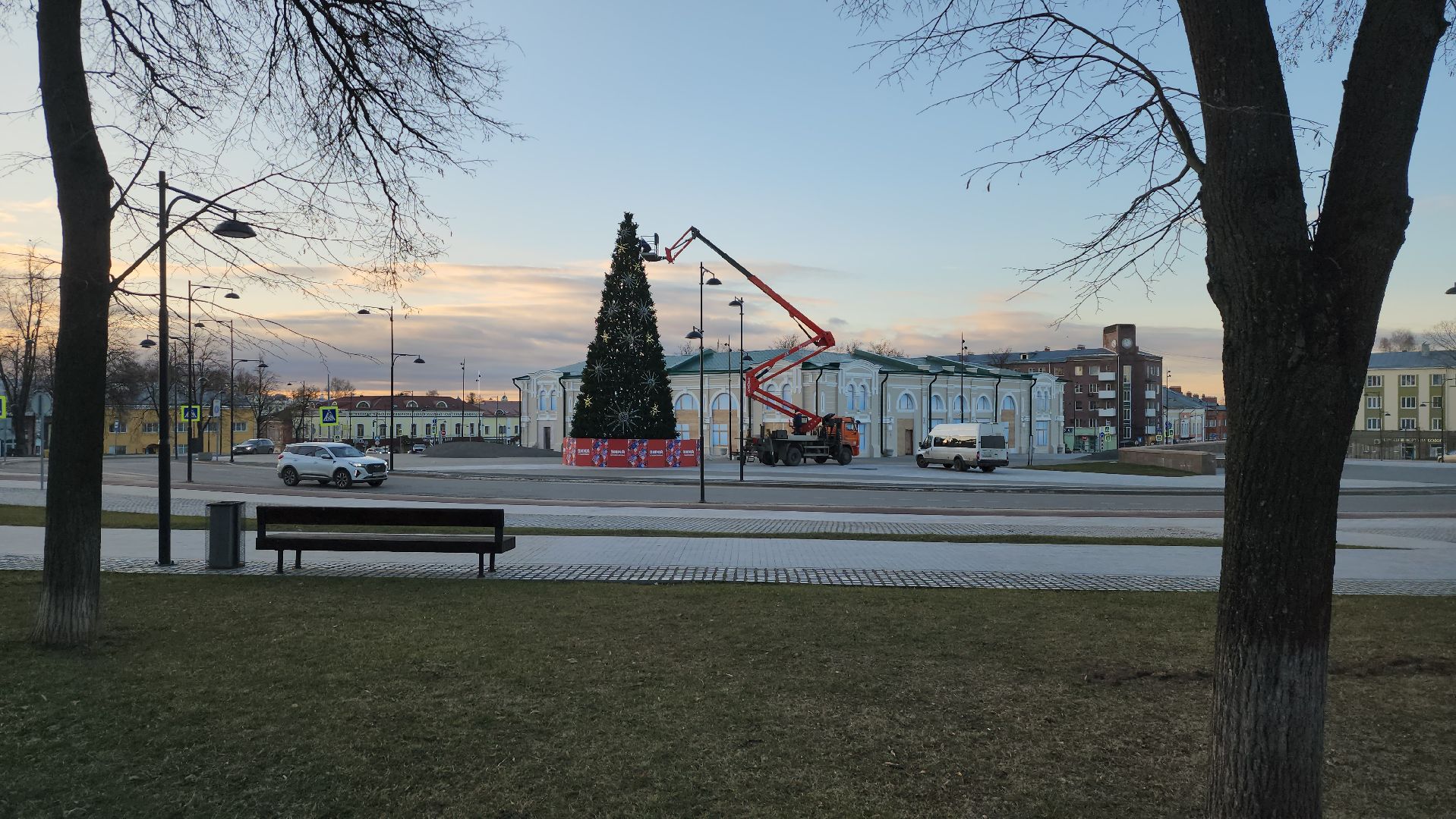 серпухов, площадь ленина, комбинат благоустройства, работа с автовышки, демонтаж новогодней елки, вертикалка,