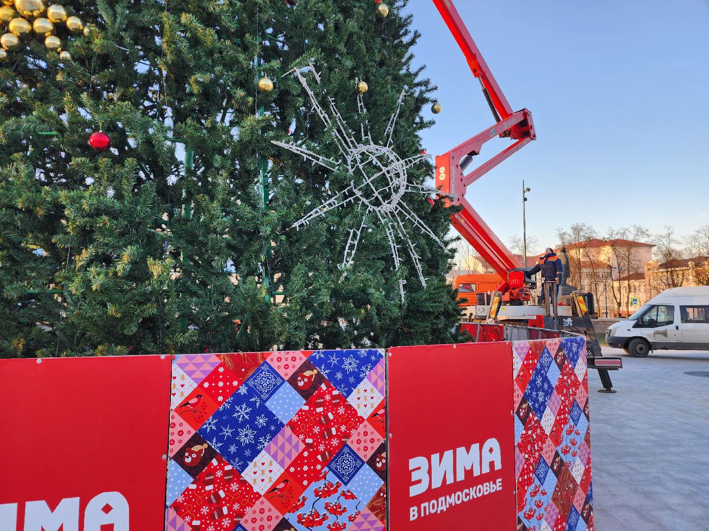 серпухов, площадь ленина, комбинат благоустройства, работа с автовышки, демонтаж новогодней елки, вертикалка,
