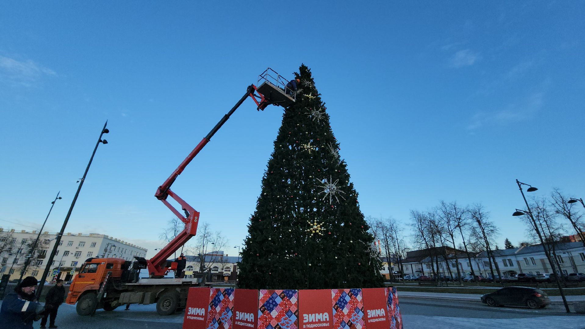 серпухов, площадь ленина, комбинат благоустройства, работа с автовышки, демонтаж новогодней елки, вертикалка,