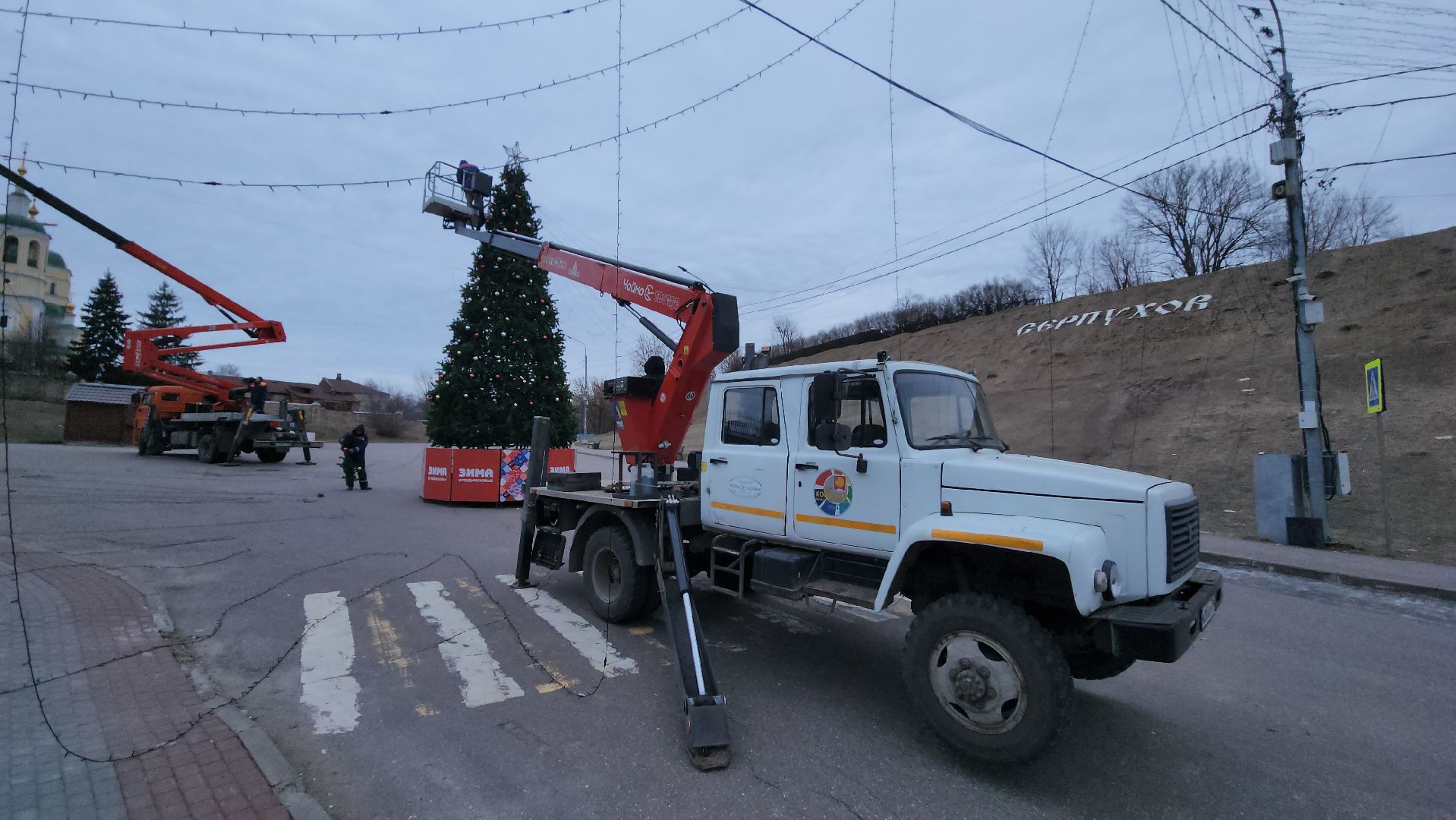 комбинат благоустройства, демонтаж новогодней елки, соборная гора, храмовый комплекс, серпухов, вертикалка,