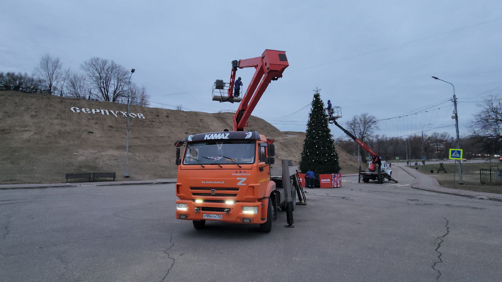 комбинат благоустройства, демонтаж новогодней елки, соборная гора, храмовый комплекс, серпухов, вертикалка,