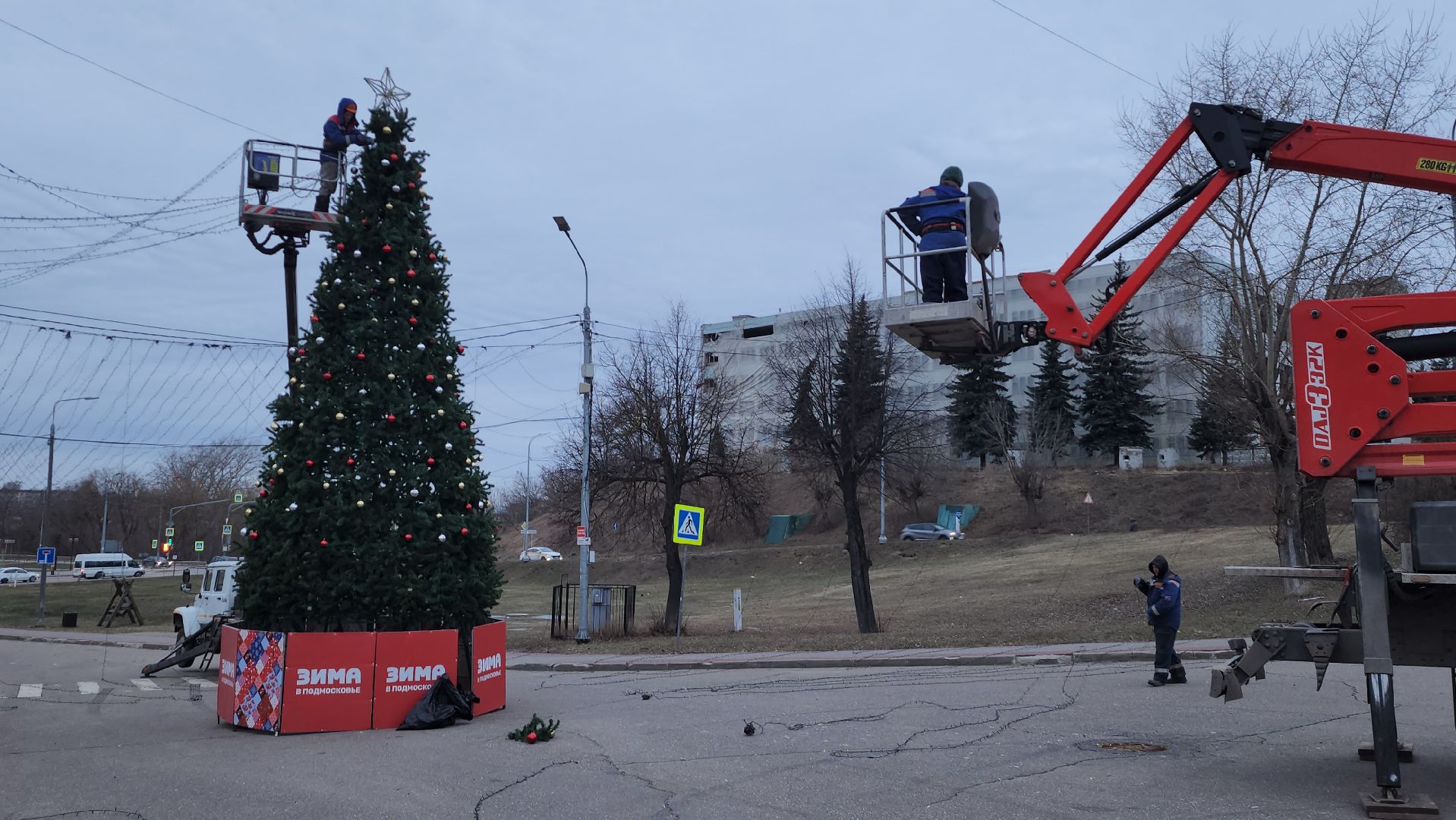 комбинат благоустройства, демонтаж новогодней елки, соборная гора, храмовый комплекс, серпухов, вертикалка,