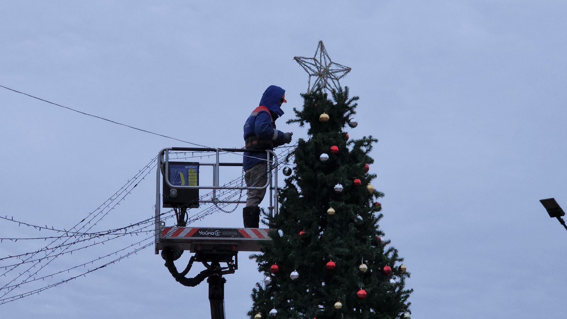 комбинат благоустройства, демонтаж новогодней елки, соборная гора, храмовый комплекс, серпухов, вертикалка,