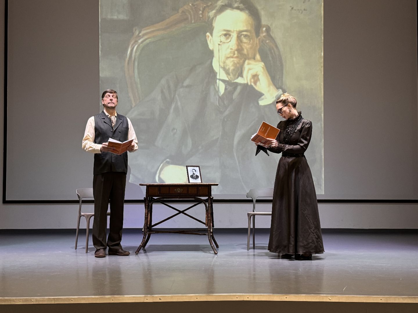 Одинцово, Читаем классику, Чехов, Медведь, вертикакли