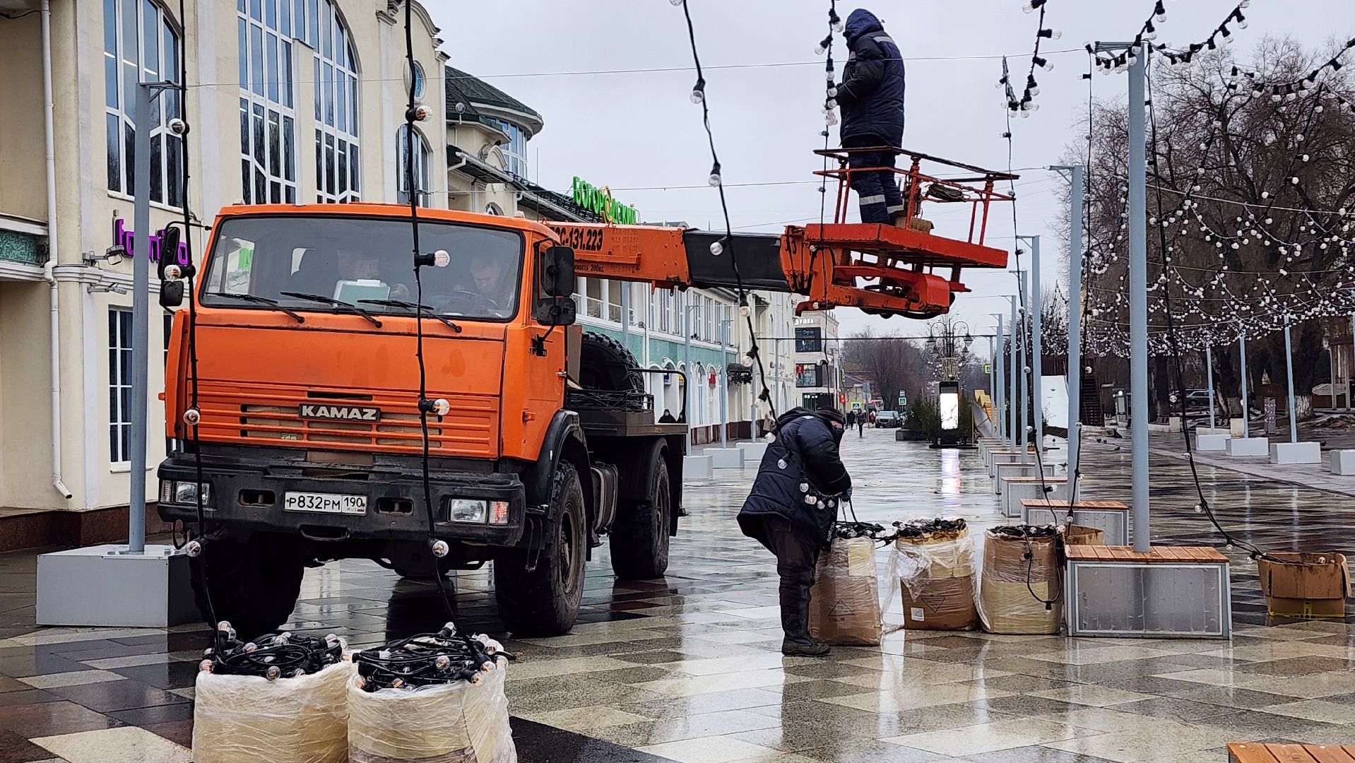 новогодние украшения, демонтаж новогодних украшений, Фонтанная площадь, Ногинск, Богородский городской округ, вертикалки,