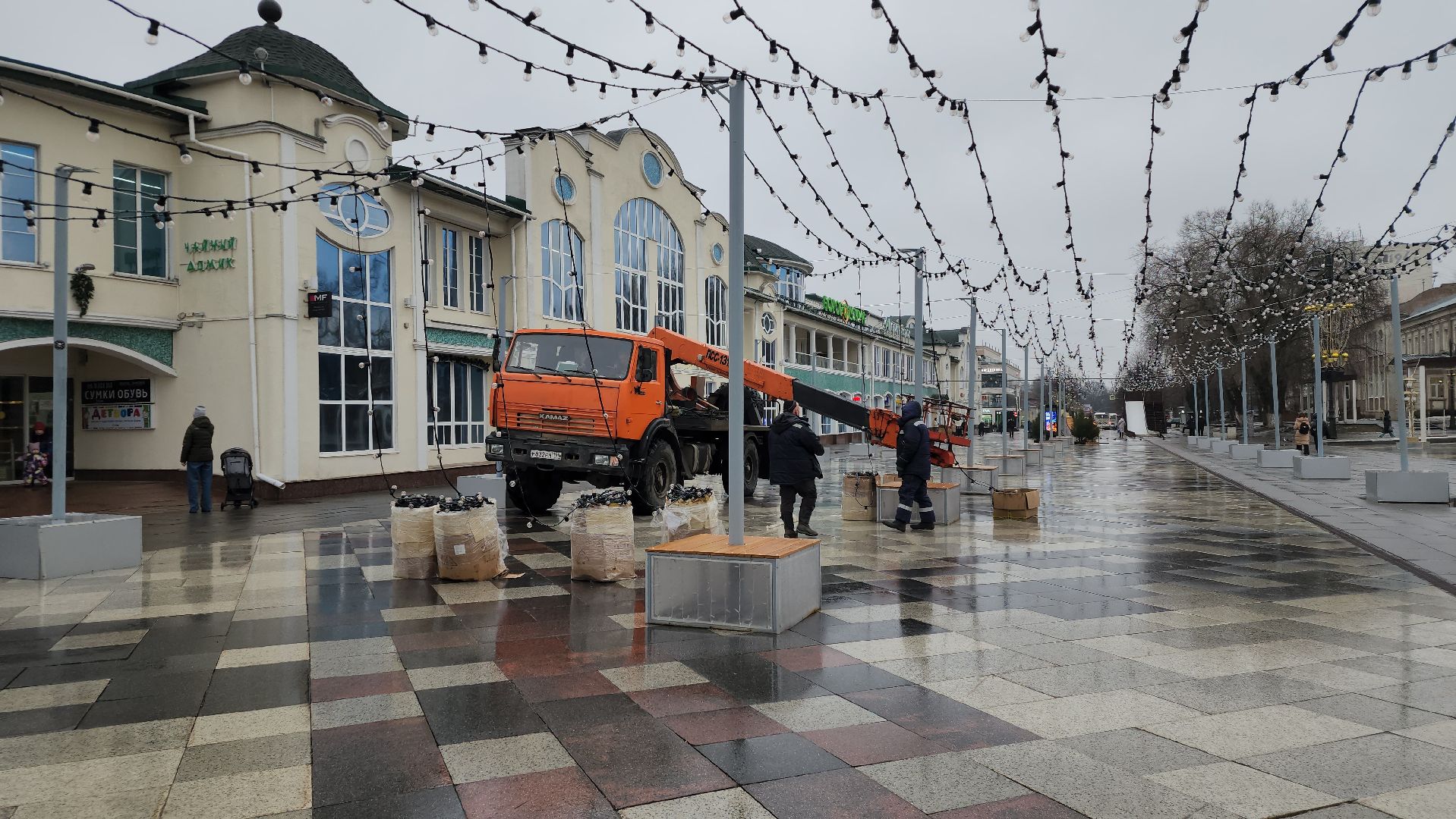 новогодние украшения, демонтаж новогодних украшений, Фонтанная площадь, Ногинск, Богородский городской округ, вертикалки,