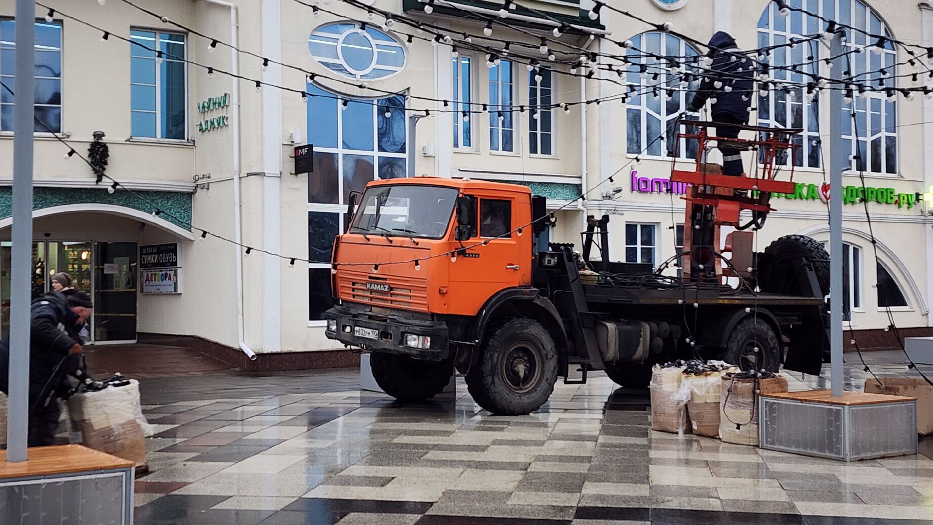 новогодние украшения, демонтаж новогодних украшений, Фонтанная площадь, Ногинск, Богородский городской округ, вертикалки,