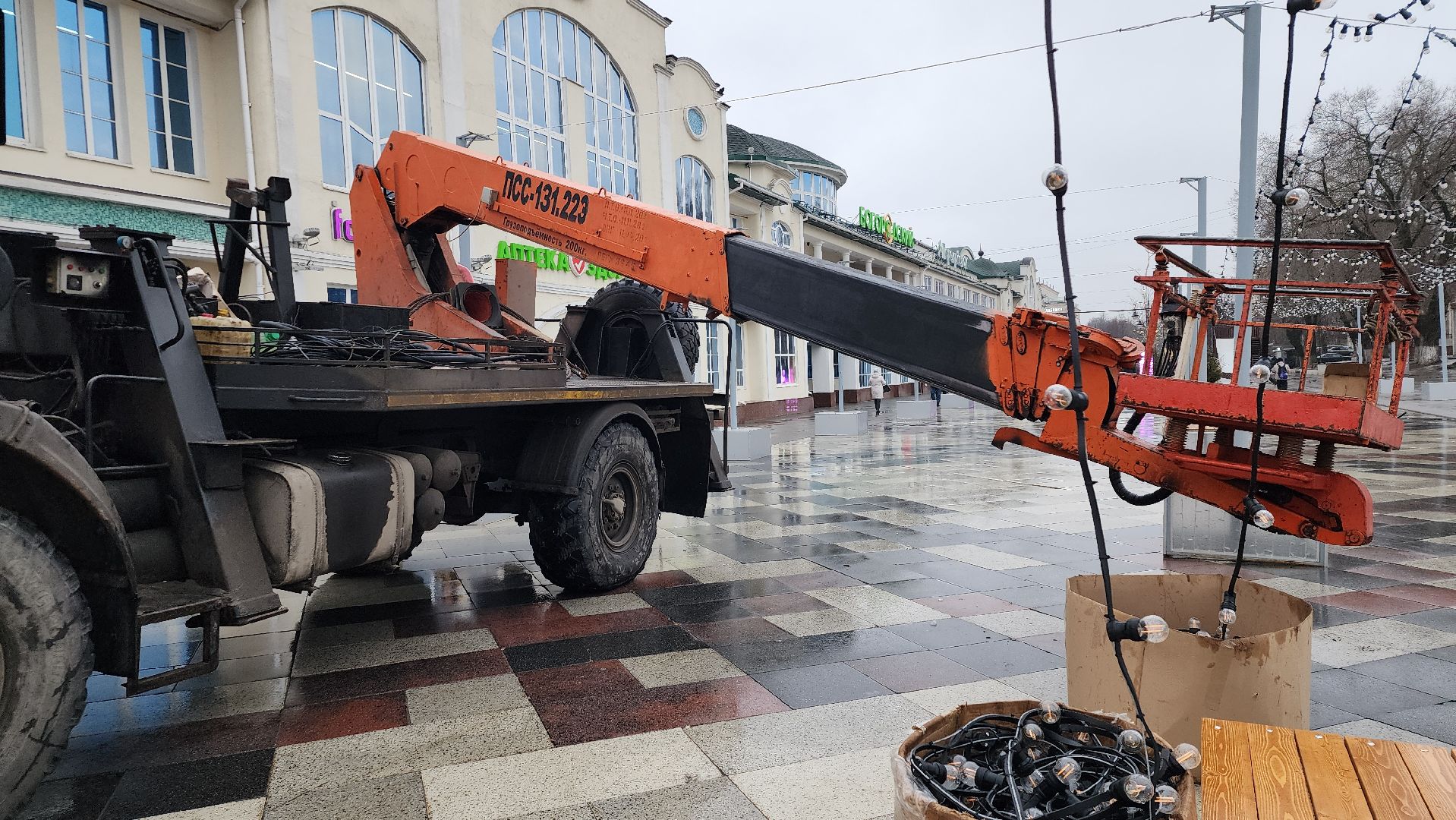 новогодние украшения, демонтаж новогодних украшений, Фонтанная площадь, Ногинск, Богородский городской округ, вертикалки,