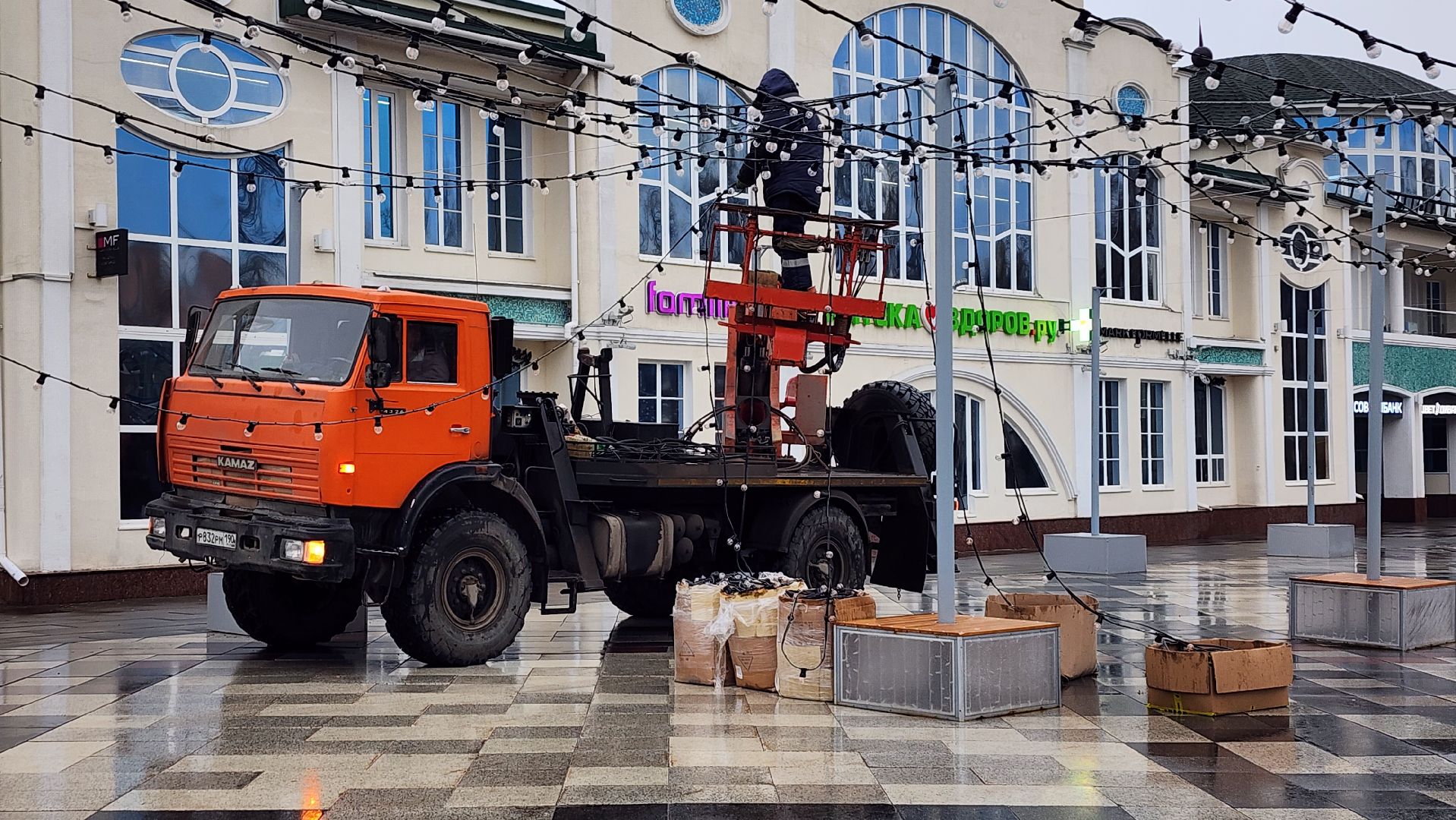 новогодние украшения, демонтаж новогодних украшений, Фонтанная площадь, Ногинск, Богородский городской округ, вертикалки,