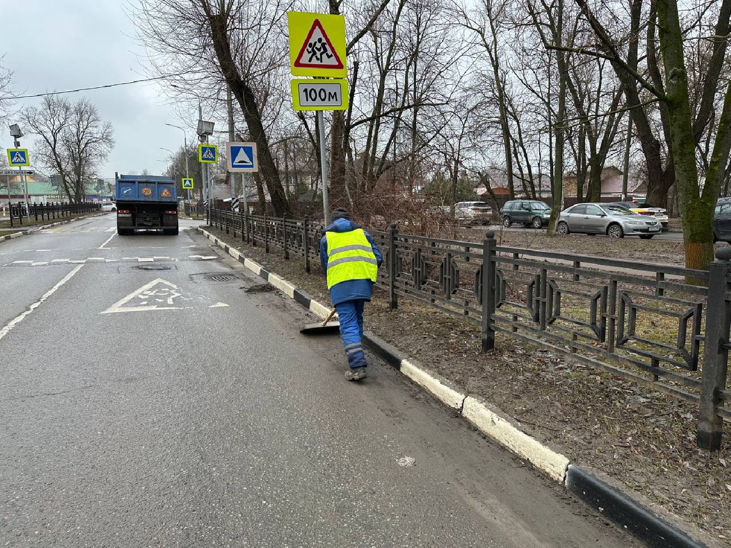 уборка улиц города, вертикалки,