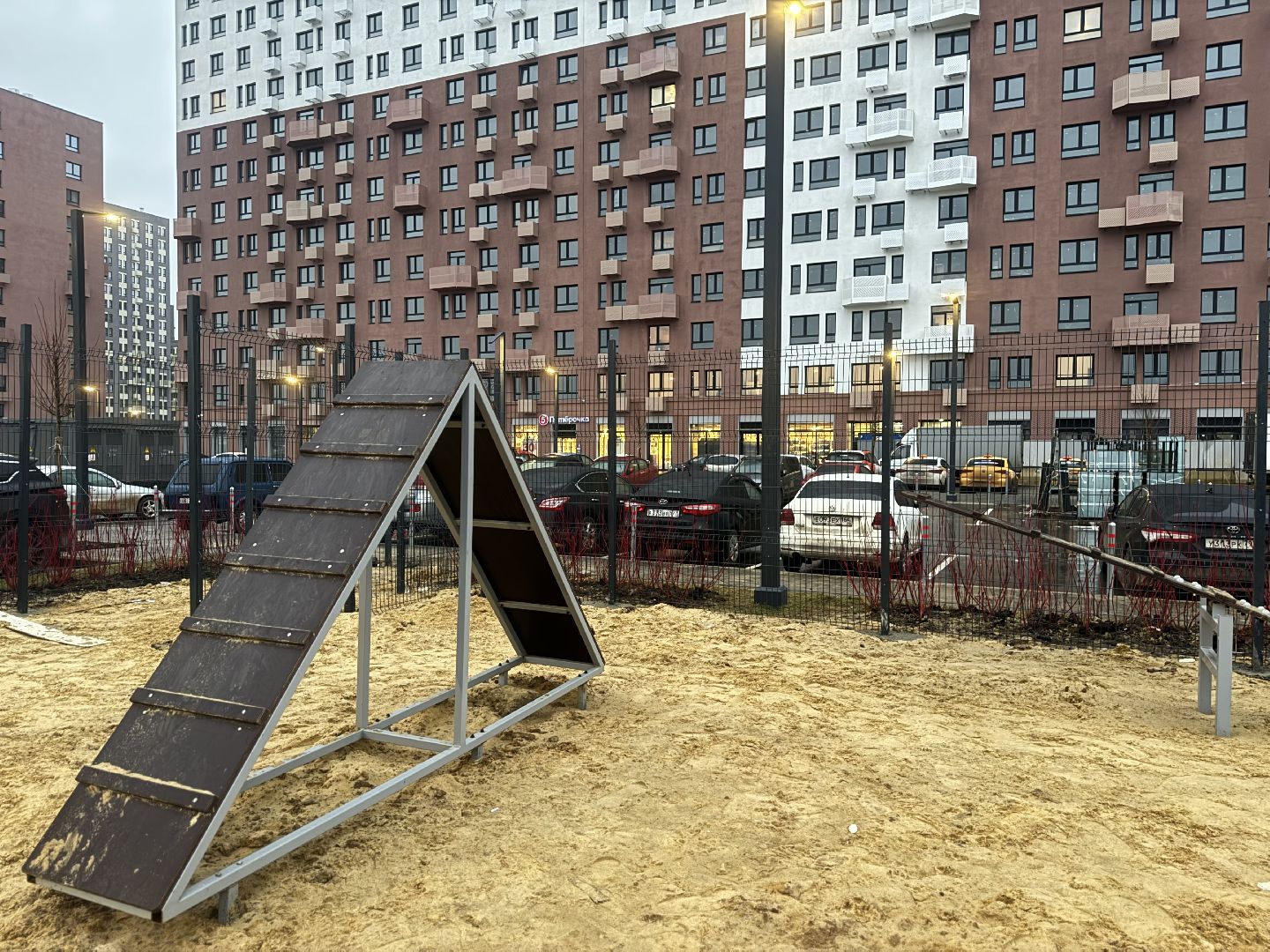 площадка для выгула собак, жк горки парк, кинологическая площадка, вертикалки,