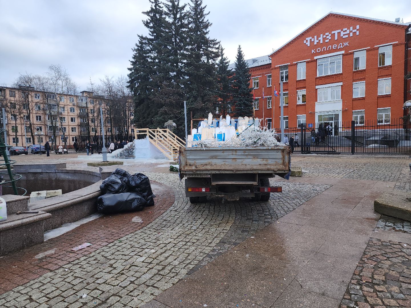 долгопрудный, площадь собина, демонтаж елок, ледяной городок, вертикалки,