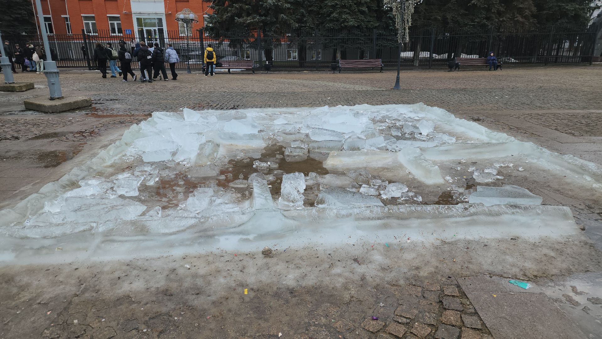 долгопрудный, площадь собина, демонтаж елок, ледяной городок, вертикалки,