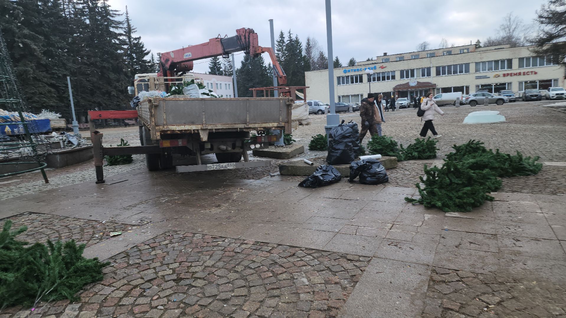 долгопрудный, площадь собина, демонтаж елок, ледяной городок, вертикалки,