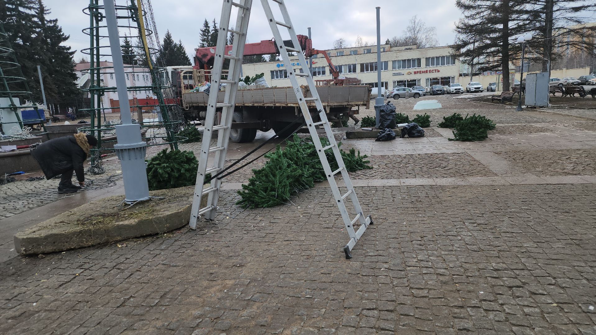 долгопрудный, площадь собина, демонтаж елок, ледяной городок, вертикалки,