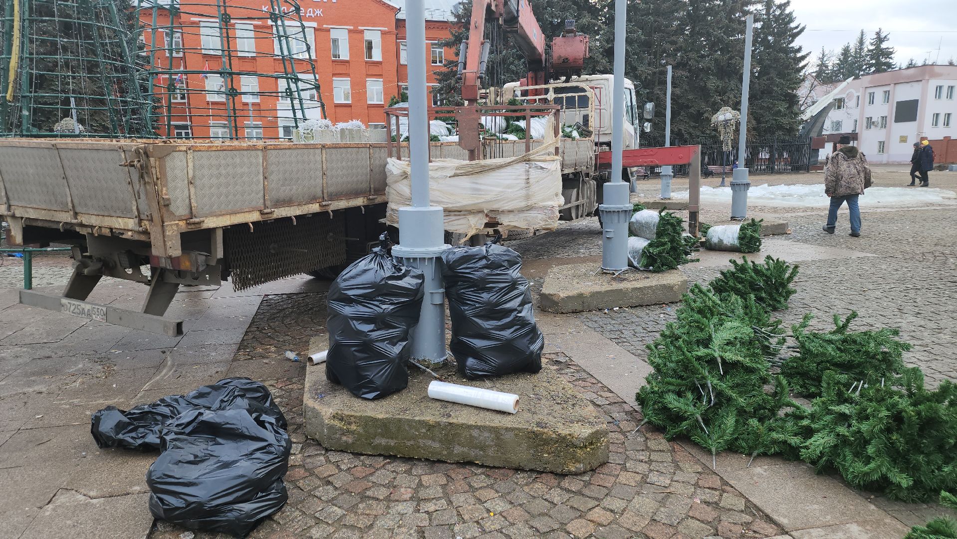 долгопрудный, площадь собина, демонтаж елок, ледяной городок, вертикалки,
