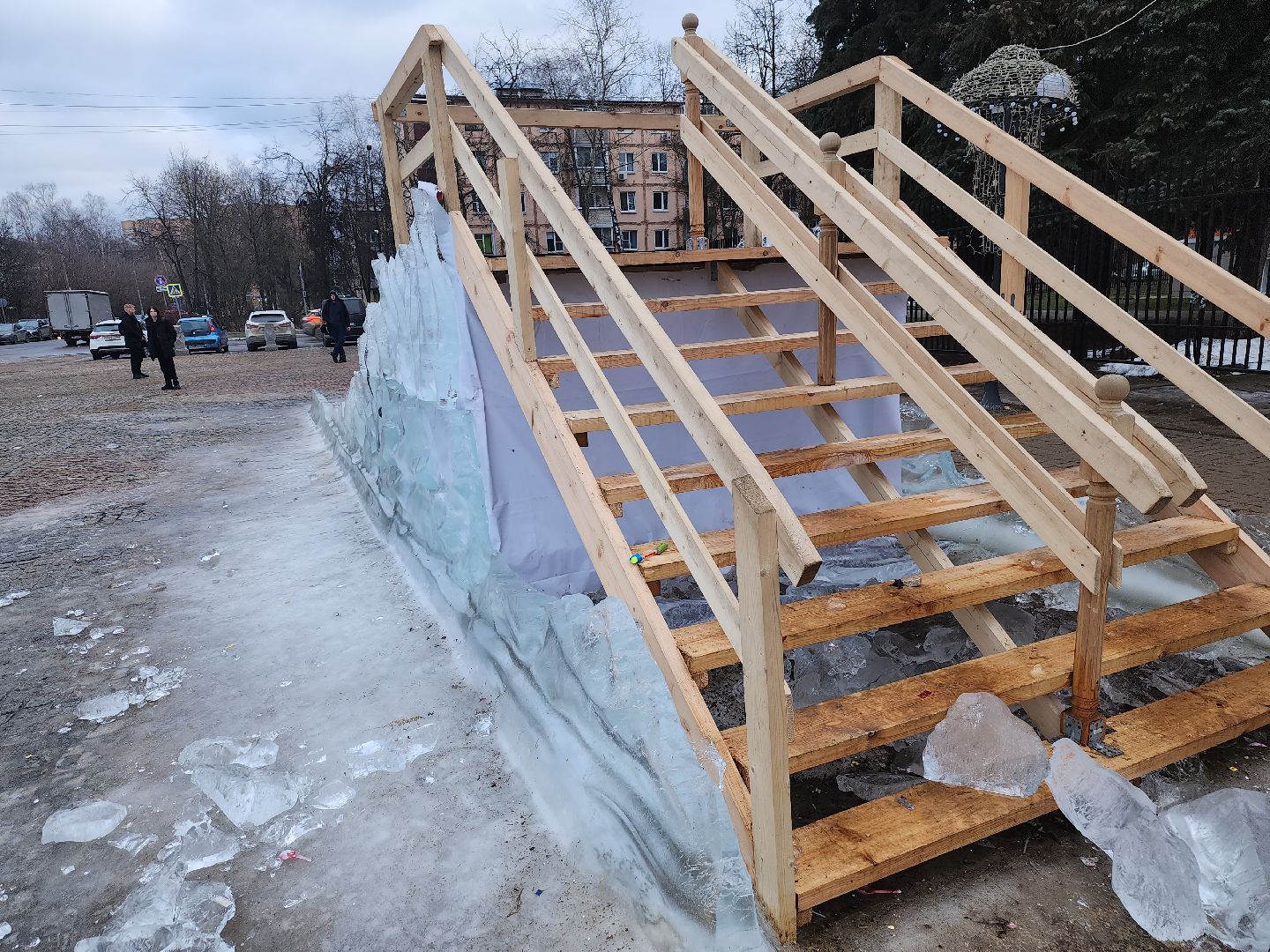 долгопрудный, площадь собина, демонтаж елок, ледяной городок, вертикалки,