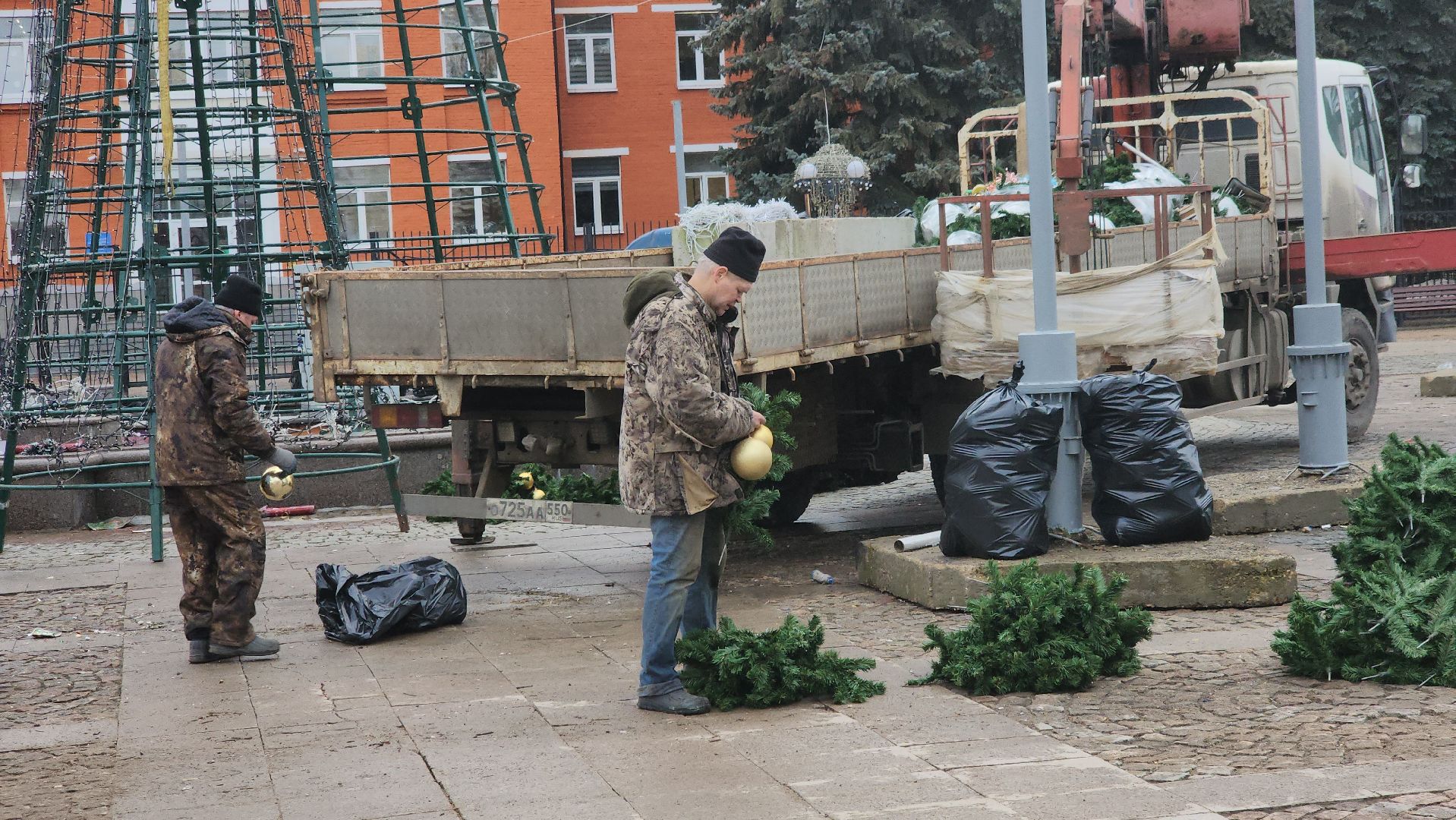 долгопрудный, площадь собина, демонтаж елок, ледяной городок, вертикалки,