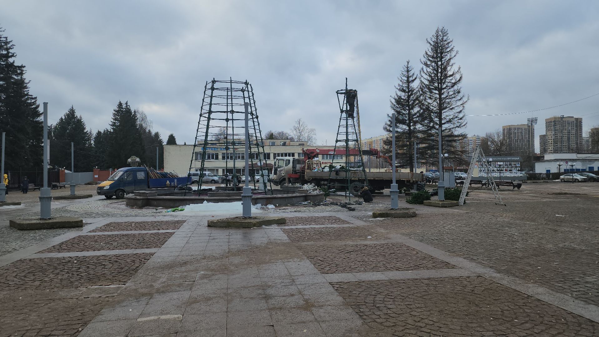 долгопрудный, площадь собина, демонтаж елок, ледяной городок, вертикалки,