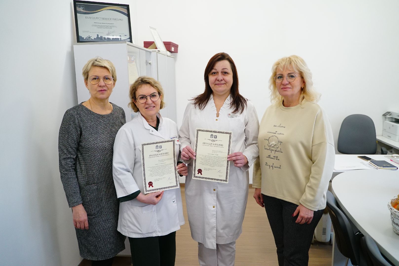 поликлиника, врач, женщина, праздник, вертикалки,