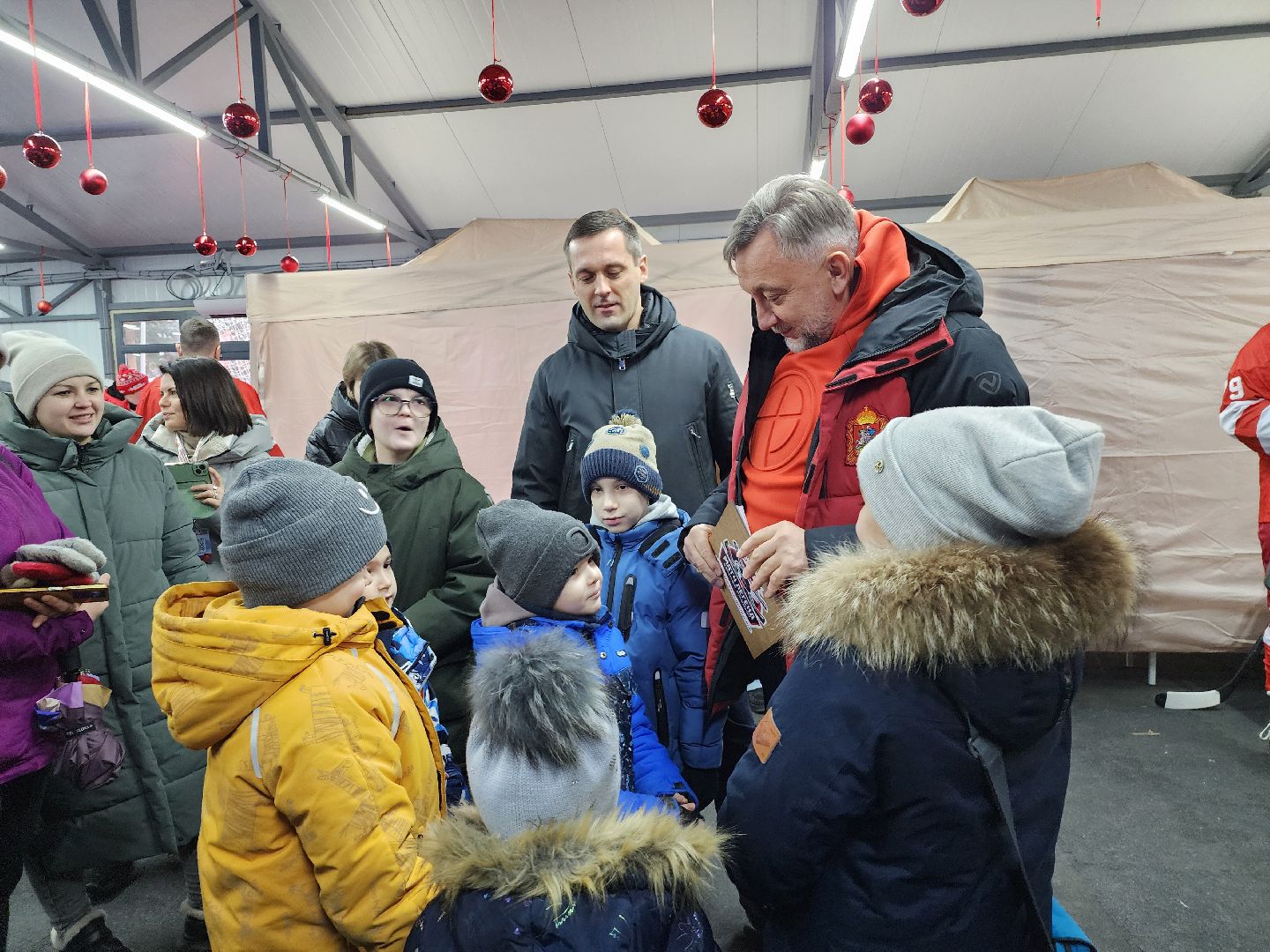 Дубна, дети бойцов сво, Подарки, выходи во двор, Хоккей, Спортсмены, вертикалки,