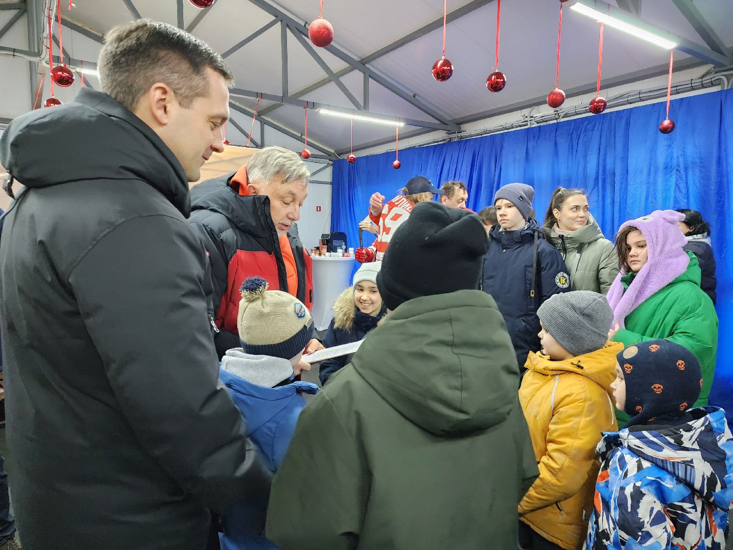Дубна, дети бойцов сво, Подарки, выходи во двор, Хоккей, Спортсмены, вертикалки,