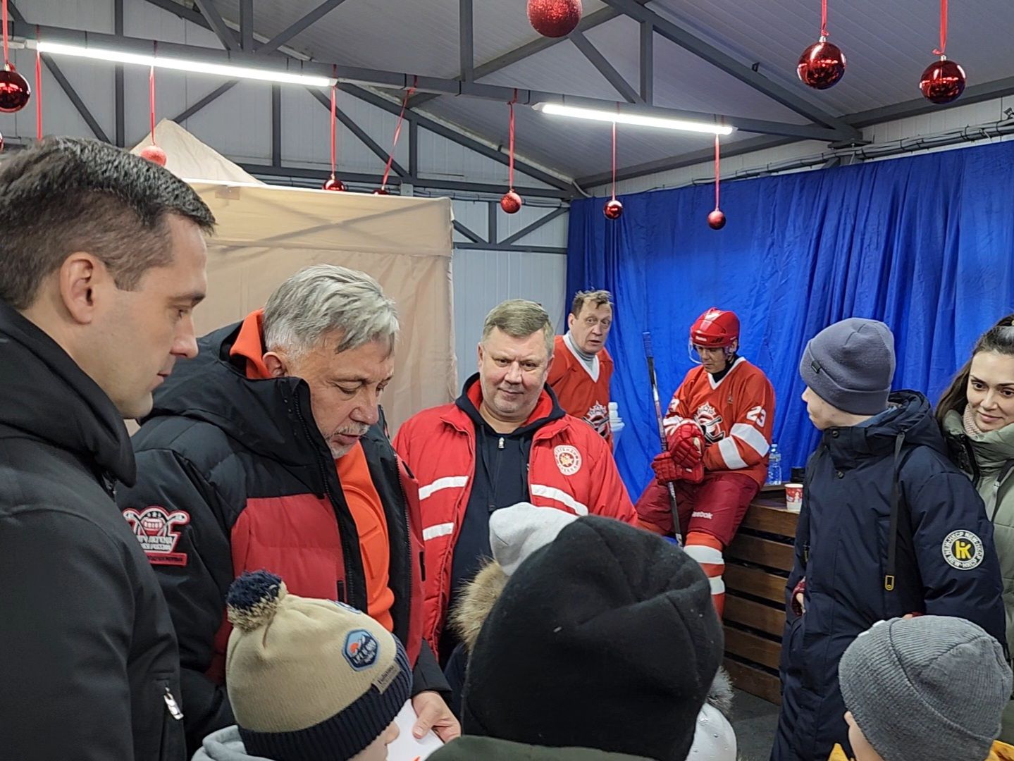 Дубна, дети бойцов сво, Подарки, выходи во двор, Хоккей, Спортсмены, вертикалки,