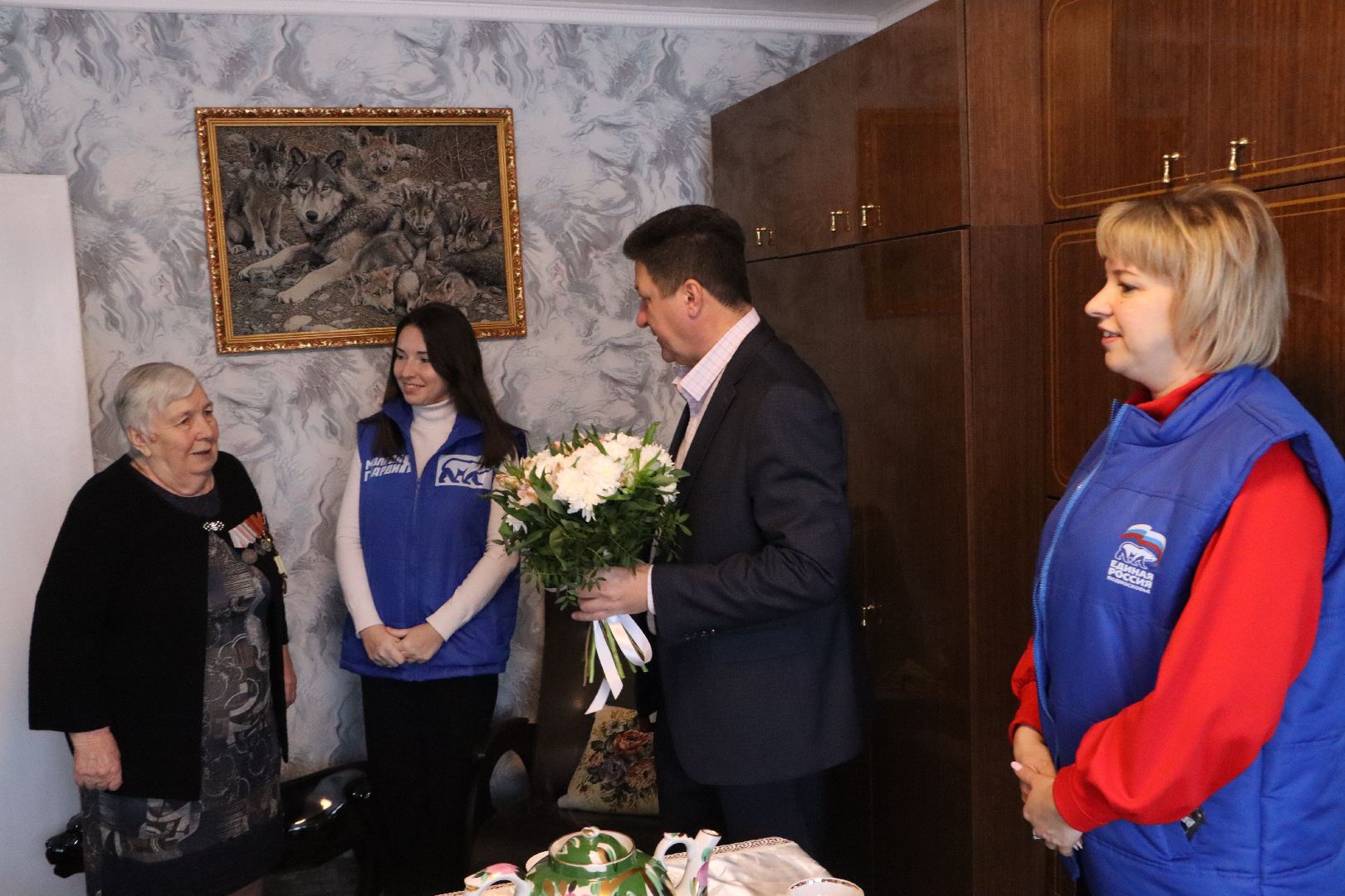 медаль 80 лет победы, cеребряные gруды, поселок lмитриевский, жительница блокадного ленинграда, глава округа,