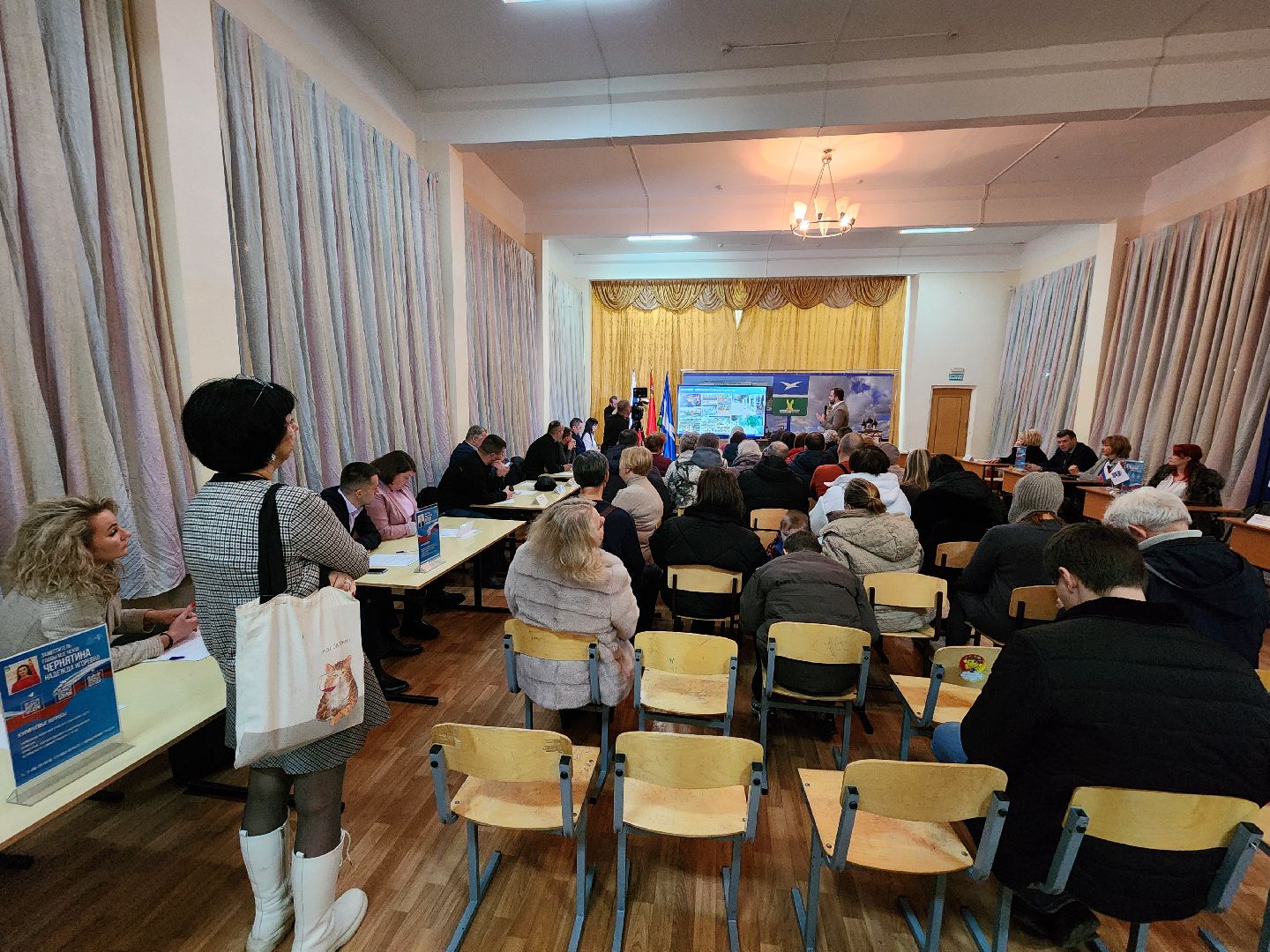 Чехов, поселок Мещерское, выездная администрация, новый формат, презентация, итоги 2024 года, планы на 2025 год, благоустройство, дорожный ремонт, медицина, экология, очистка прудов, контейнерные площадки, энергоснабжение, глава округа михаил собакин, встреча с жителями,