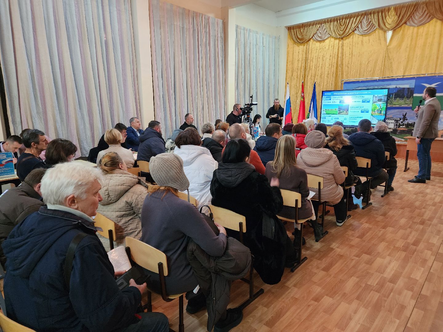 Чехов, поселок Мещерское, выездная администрация, новый формат, презентация, итоги 2024 года, планы на 2025 год, благоустройство, дорожный ремонт, медицина, экология, очистка прудов, контейнерные площадки, энергоснабжение, глава округа михаил собакин, встреча с жителями,