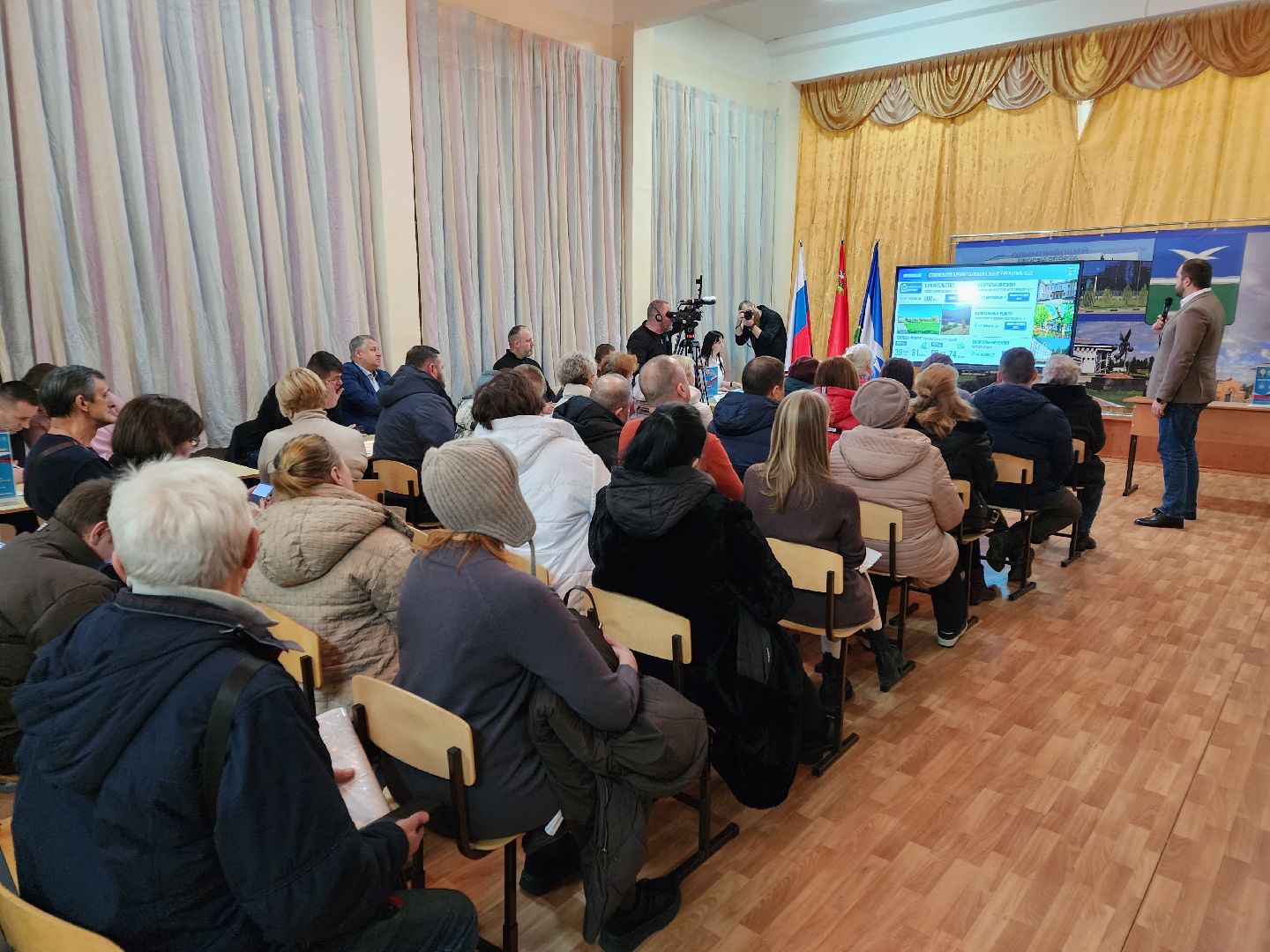 Чехов, поселок Мещерское, выездная администрация, новый формат, презентация, итоги 2024 года, планы на 2025 год, благоустройство, дорожный ремонт, медицина, экология, очистка прудов, контейнерные площадки, энергоснабжение, глава округа михаил собакин, встреча с жителями,