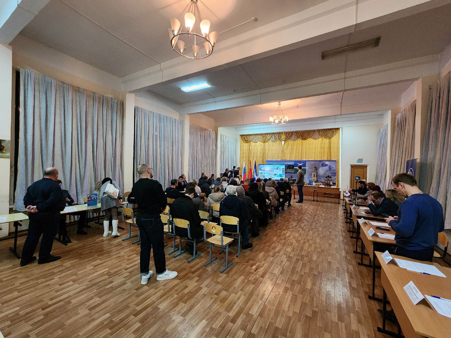 Чехов, поселок Мещерское, выездная администрация, новый формат, презентация, итоги 2024 года, планы на 2025 год, благоустройство, дорожный ремонт, медицина, экология, очистка прудов, контейнерные площадки, энергоснабжение, глава округа михаил собакин, встреча с жителями,