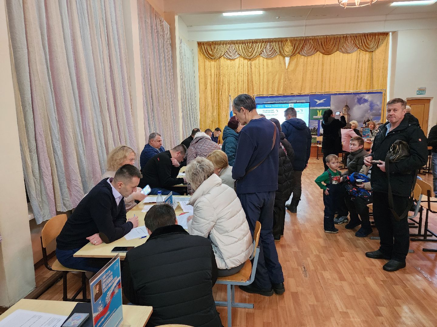 Чехов, выездная администрация, встречи с жителями, обращения граждан, деревня Дубинино, подъездная дорога, улицы Нижняя и Заречная, освещение, уличные фонари, благоустройство, содержание дорог,