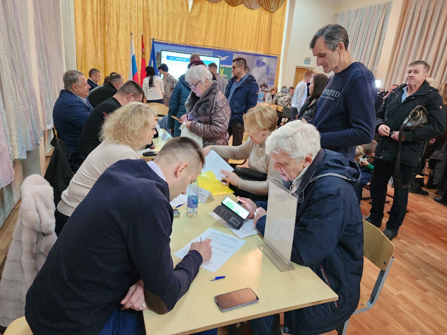 Чехов, выездная администрация, встречи с жителями, обращения граждан, деревня Дубинино, подъездная дорога, улицы Нижняя и Заречная, освещение, уличные фонари, благоустройство, содержание дорог,