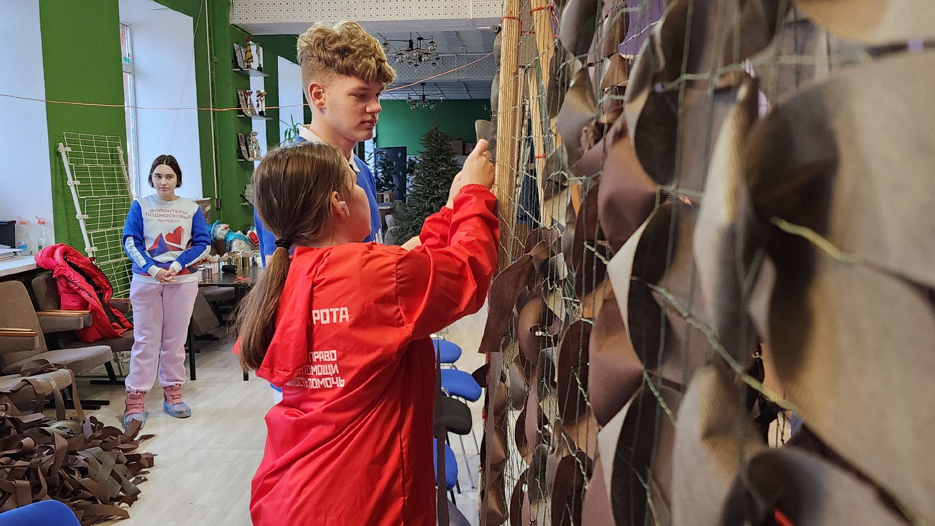 вертикалки, Волонтерская рота Боевого Братства, Плетение масксетей, Плетение тактических браслетов, Изготовление окопных свечей, волонтеры подмосковья,