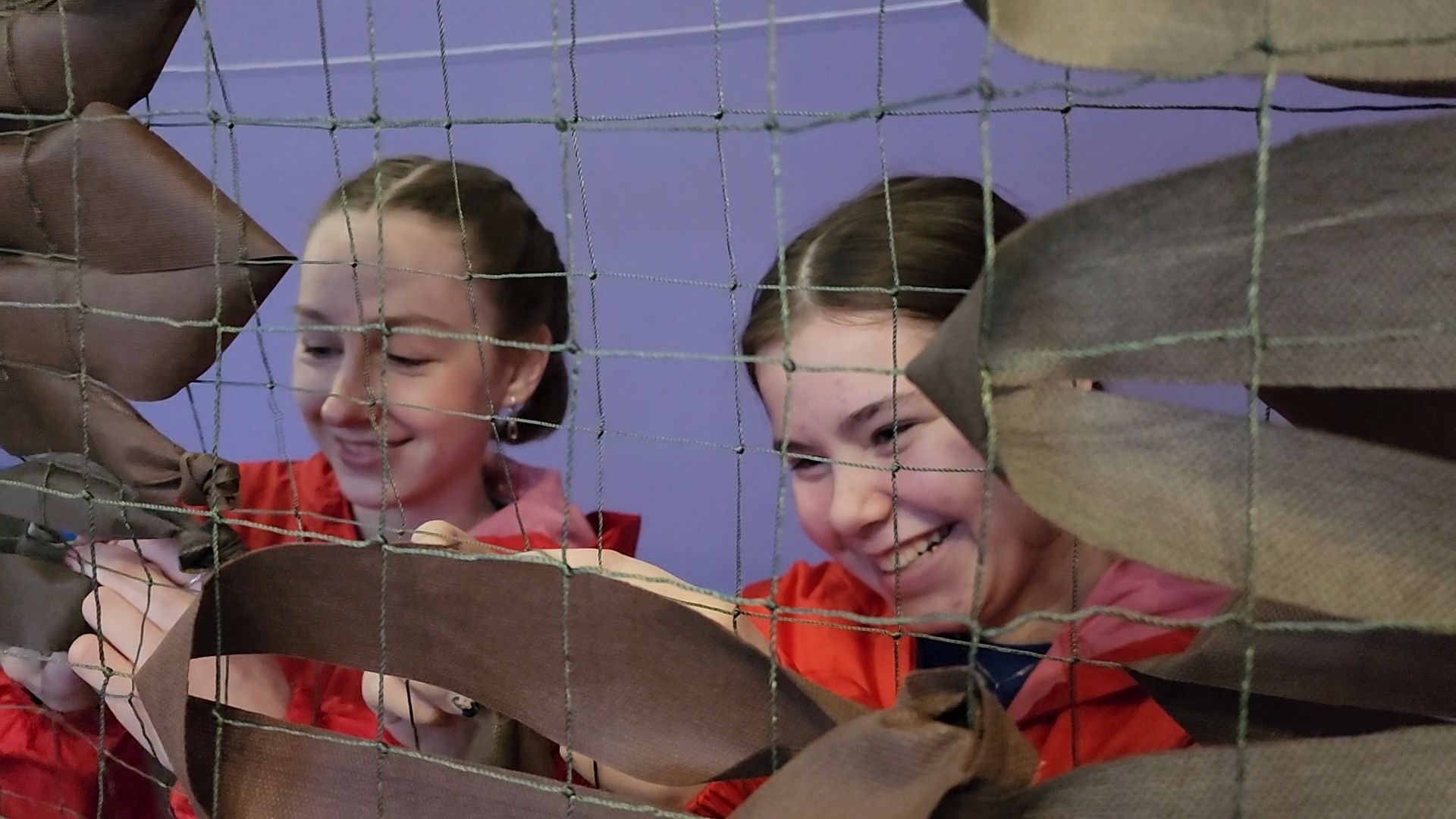 вертикалки, Волонтерская рота Боевого Братства, Плетение масксетей, Плетение тактических браслетов, Изготовление окопных свечей, волонтеры подмосковья,