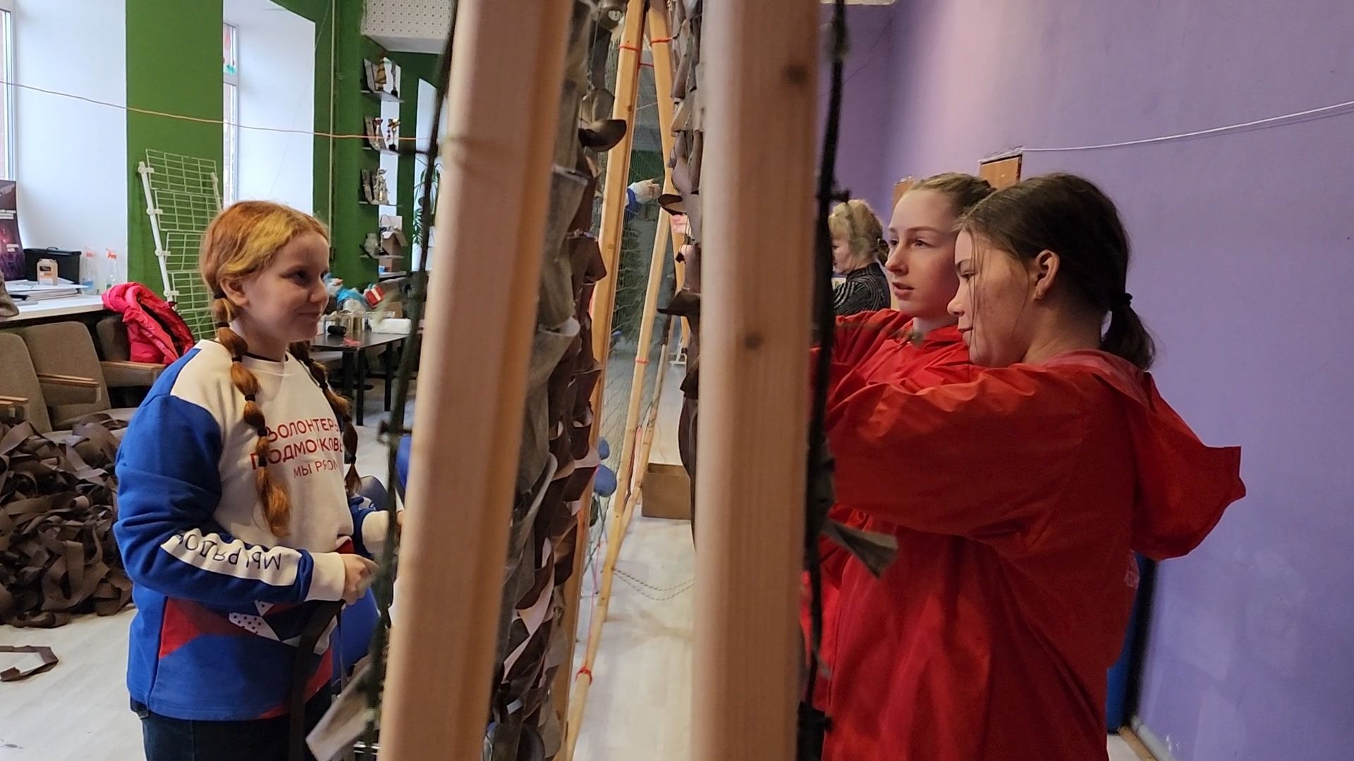 вертикалки, Волонтерская рота Боевого Братства, Плетение масксетей, Плетение тактических браслетов, Изготовление окопных свечей, волонтеры подмосковья,