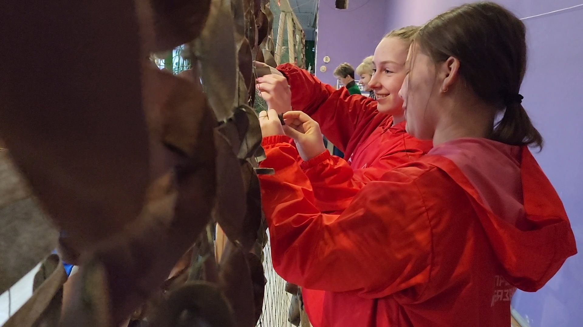 вертикалки, Волонтерская рота Боевого Братства, Плетение масксетей, Плетение тактических браслетов, Изготовление окопных свечей, волонтеры подмосковья,