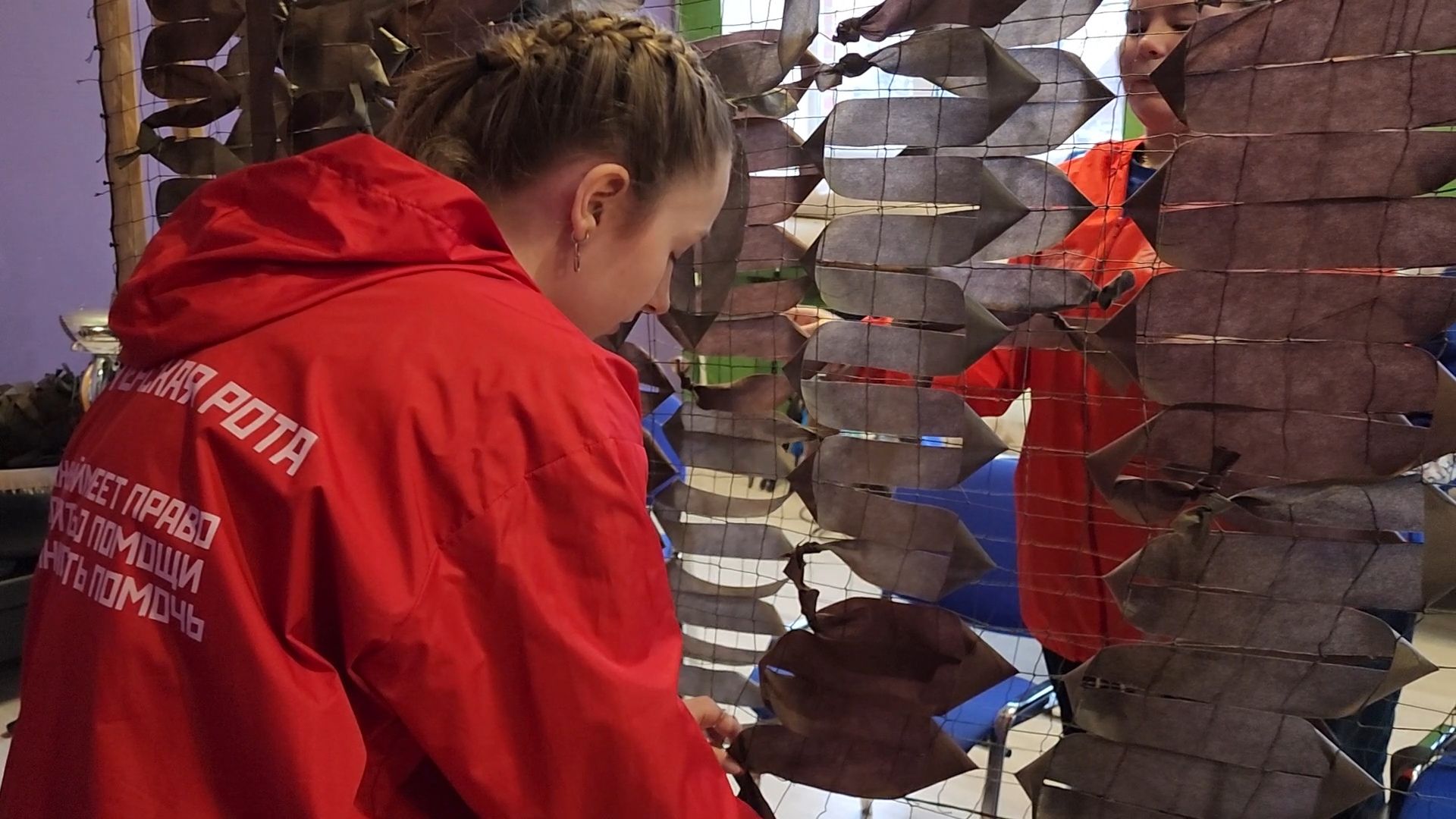 вертикалки, Волонтерская рота Боевого Братства, Плетение масксетей, Плетение тактических браслетов, Изготовление окопных свечей, волонтеры подмосковья,