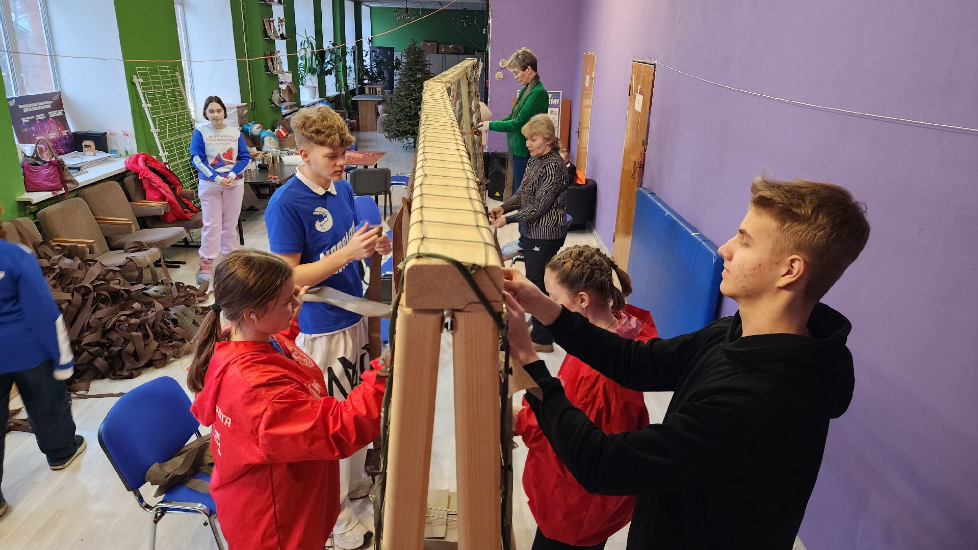 вертикалки, Волонтерская рота Боевого Братства, Плетение масксетей, Плетение тактических браслетов, Изготовление окопных свечей, волонтеры подмосковья,