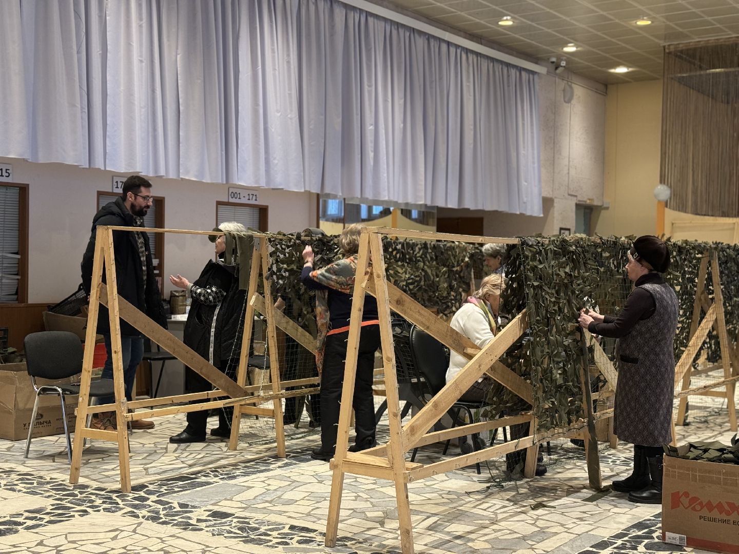 гуманирная помощь, Волонтеры, СВО, кинотеатр искра, маскировочные сети, вертикалки,